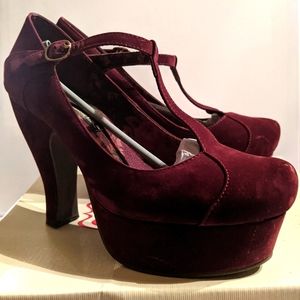 B.A.I.T. Pin-up Pumps. Petra in Wine